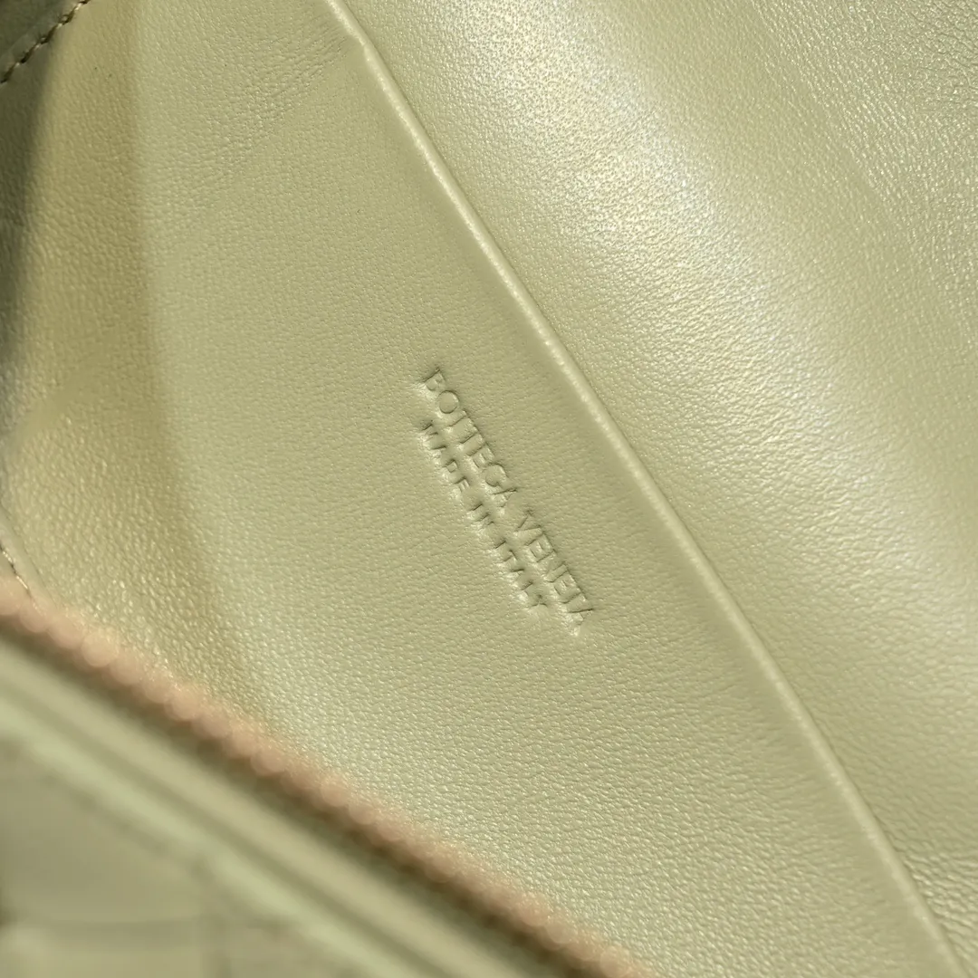 Batch 1360 Bottega Veneta 24 spring and summer woven zipper crossbody bag. A crossbody bag that can be used as a cosmetic bag. The exquisite weaving and compact body are an indispensable accessory for the upcoming summer. The double zipper also better protects the bag. It has a large capacity. If you like it, don’t miss it. Style number: 9109 Size: 22*12.5*5cm